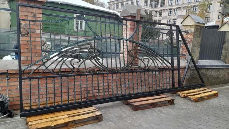 Открывающиеся ворота Сергиев Посад